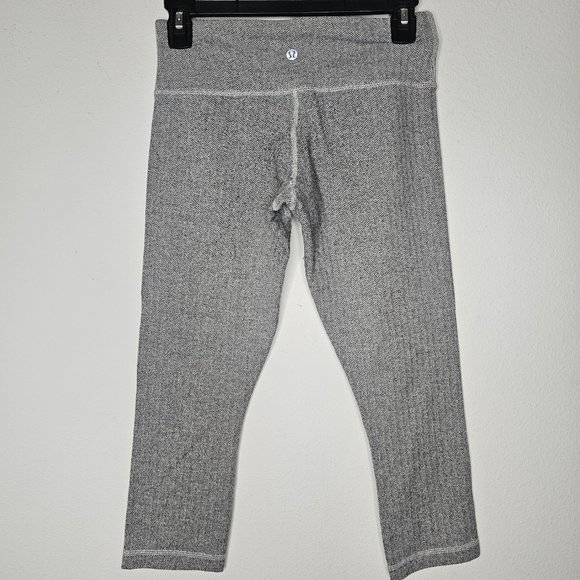 Like New Lululemon Women's Gray/Textered Activewear Leggings Size 6 - Picture 3 of 7